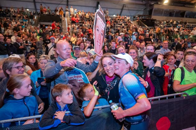 Leipzig - Triathlon-Premiere in Leipzig: Willy Hirsch und Caroline Pohle gewinnen Ironman 70.3, Leipziger Geschwister auf Platz 2 (Teil 2) 23.08.2026 ab 8 Uhr¨Stadtgebiet Leipzig und Umland ¨Fotograf: EHL Media Erik-Holm Langhof Im Foto: Caroline Pohle, Erster Platz Am Sonntagmorgen startete am Cospudener See erstmals ein Ironman 70.3 in Leipzig. Sportamtsleiterin Katja Büchel gab um 8 Uhr den Startschuss für die männlichen Profis, fünf Minuten später folgten die Profi-Frauen sowie weitere Minuten später Hunderte Amateur-Sportler. Insgesamt nahmen rund 2.500 Triathleten an der Veranstaltung teil. Vor ihnen lagen 1,9 Kilometer Schwimmen, 90 Kilometer Radfahren durch das Leipziger Neuseenland sowie ein abschließender Halbmarathon insgesamt rund 113 Kilometer. Schlussendlich setzte sich bei den Männern Wilhelm Willy Hirsch durch und gewann die Leipziger Premiere. Der Leipziger Triathlet Rico Bogen belegte den zweiten Platz, der Franzose Pierre Dupuy kam auf Platz drei. Das Rennen der Frauen entschied Caroline Pohle für sich. Bogens Schwester Bianca Bogen erreichte ebenfalls Platz zwei. Auf den dritten Podestplatz bei den Frauen kam Brooke Gillies aus Großbritannien. Leipzig Sachsen Deutschland *** Leipzig Triathlon Debut in Leipzig: Willy Hirsch and Caroline Pohle Win the Ironman 70.3, Leipzig Siblings Take Second Place Part 2 August 23, 2026, starting at 8 a.m.¨Leipzig City Area and Surrounding Region ¨Photographer EHL Media Erik Holm Langhof Pictured: Caroline Pohle, First Place: On Sunday morning, the first-ever Ironman 70.3 in Leipzig kicked off at Lake Cospuden. Katja Büchel, head of the sports department, gave the starting signal for the male professionals at 8 a.m., followed five minutes later by the professional women and, a few minutes after that, by hundreds of amateur athletes. A total of around 2,500 triathletes took part in the event. Ahead of them lay a 1.9-kilometer swim, a 90-kilometer bike ride through the Leipzig Neuseenland, and a concluding half-marathon—a total of about 113 kilometers. In the end, Wilhelm Willy Hirsch prevailed in the men’s race and won the Leipzig premiere. Leipzig triathlete Rico Bogen took second place, while France’s Pierre Dupuy came in third. Caroline Pohle won the women’s race. Bogen’s sister, Bianca Bogen, also took second place. Brooke Gillies from Great Britain claimed the third spot on the women’s podium. Leipzig, Saxony, Germany Copyright: xEHLxMedia Erik-HolmxLanghofx 20260823_ironman-leipzig_24