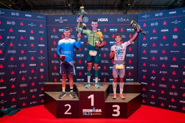 Leipzig - Triathlon-Premiere in Leipzig: Willy Hirsch und Caroline Pohle gewinnen Ironman 70.3, Leipziger Geschwister auf Platz 2 (Teil 2) 23.08.2026 ab 8 Uhr¨Stadtgebiet Leipzig und Umland ¨Fotograf: EHL Media Erik-Holm Langhof Im Foto: Rico Bogen, Zweiter Platz, Wilhelm Willy Hirsch, Erster Platz und Pierre Dupuy, Dritter Platz (von links) Am Sonntagmorgen startete am Cospudener See erstmals ein Ironman 70.3 in Leipzig. Sportamtsleiterin Katja Büchel gab um 8 Uhr den Startschuss für die männlichen Profis, fünf Minuten später folgten die Profi-Frauen sowie weitere Minuten später Hunderte Amateur-Sportler. Insgesamt nahmen rund 2.500 Triathleten an der Veranstaltung teil. Vor ihnen lagen 1,9 Kilometer Schwimmen, 90 Kilometer Radfahren durch das Leipziger Neuseenland sowie ein abschließender Halbmarathon insgesamt rund 113 Kilometer. Schlussendlich setzte sich bei den Männern Wilhelm Willy Hirsch durch und gewann die Leipziger Premiere. Der Leipziger Triathlet Rico Bogen belegte den zweiten Platz, der Franzose Pierre Dupuy kam auf Platz drei. Das Rennen der Frauen entschied Caroline Pohle für sich. Bogens Schwester Bianca Bogen erreichte ebenfalls Platz zwei. Auf den dritten Podestplatz bei den Frauen kam Brooke Gillies aus Großbritannien. Leipzig Sachsen Deutschland *** Leipzig Triathlon Debut in Leipzig: Willy Hirsch and Caroline Pohle Win the Ironman 70.3, Leipzig Siblings Take Second Place Part 2 August 23, 2026, starting at 8 a.m. ¨Leipzig City Area and Surrounding Region ¨Photographer EHL Media Erik Holm Langhof Pictured: Rico Bogen, second place, Wilhelm Willy Hirsch, first place, and Pierre Dupuy, third place, from left. On Sunday morning, an Ironman 70.3 took place for the first time in Leipzig at Lake Cospuden. Katja Büchel, head of the sports department, gave the starting signal for the men’s professional division at 8 a.m., followed five minutes later by the professional women and, a few minutes after that, by hundreds of amateur athletes. A total of around 2,500 triathletes participated in the event. Ahead of them lay a 1.9-kilometer swim, a 90-kilometer bike ride through the Leipzig Neuseenland, and a concluding half-marathon—a total of approximately 113 kilometers. In the end, Wilhelm Willy Hirsch prevailed in the men’s race and won the Leipzig premiere. Leipzig-based triathlete Rico Bogen took second place, while France’s Pierre Dupuy finished third. Caroline Pohle won the women’s race. Bogen’s sister, Bianca Bogen, also finished second. Brooke Gillies from Great Britain took the third spot on the women’s podium. Leipzig, Saxony, Germany Copyright: xEHLxMedia Erik-HolmxLanghofx 20260823_ironman-leipzig_26