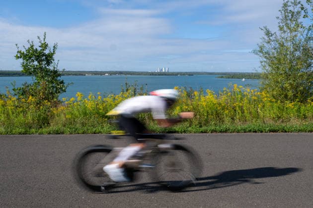 Leipzig - Triathlon-Premiere in Leipzig: Willy Hirsch und Caroline Pohle gewinnen Ironman 70.3, Leipziger Geschwister auf Platz 2 (Teil 2) 23.08.2026 ab 8 Uhr Stadtgebiet Leipzig und Umland Fotograf: EHL Media Erik-Holm Langhof Am Sonntagmorgen startete am Cospudener See erstmals ein Ironman 70.3 in Leipzig. Sportamtsleiterin Katja Büchel gab um 8 Uhr den Startschuss für die männlichen Profis, fünf Minuten später folgten die Profi-Frauen sowie weitere Minuten später Hunderte Amateur-Sportler. Insgesamt nahmen rund 2.500 Triathleten an der Veranstaltung teil. Vor ihnen lagen 1,9 Kilometer Schwimmen, 90 Kilometer Radfahren durch das Leipziger Neuseenland sowie ein abschließender Halbmarathon insgesamt rund 113 Kilometer. Schlussendlich setzte sich bei den Männern Wilhelm Willy Hirsch durch und gewann die Leipziger Premiere. Der Leipziger Triathlet Rico Bogen belegte den zweiten Platz, der Franzose Pierre Dupuy kam auf Platz drei. Das Rennen der Frauen entschied Caroline Pohle für sich. Bogens Schwester Bianca Bogen erreichte ebenfalls Platz zwei. Auf den dritten Podestplatz bei den Frauen kam Brooke Gillies aus Großbritannien. Leipzig Sachsen Deutschland *** Leipzig Triathlon Debut in Leipzig: Willy Hirsch and Caroline Pohle Win the Ironman 70.3, Leipzig Siblings Take 2nd Place Part 2 August 23, 2026, starting at 8 a.m. Leipzig and surrounding areas Photographer: EHL Media, Erik Holm Langhof On Sunday morning, the first-ever Ironman 70.3 in Leipzig kicked off at Lake Cospuden. Katja Büchel, head of the sports department, the starting signal for the men’s professional field at 8 a.m.; the women’s professional field followed five minutes later, and hundreds of amateur athletes started a few minutes after that. A total of around 2,500 triathletes participated in the event. Ahead of them lay a 1.9-kilometer swim, a 90-kilometer bike ride through the Leipzig Neuseenland, and a concluding half-marathon—a total of about 113 kilometers. In the end, Wilhelm Willy Hirsch prevailed in the men’s race and won the Leipzig premiere. Leipzig triathlete Rico Bogen took second place, while France’s Pierre Dupuy took third place. Caroline Pohle won the women’s race. Bogen’s sister, Bianca Bogen, also finished second. Brooke Gillies from Great Britain took the third spot on the women’s podium. Leipzig, Saxony, Germany Copyright: xEHLxMedia Erik-HolmxLanghofx 20260823_ironman-leipzig_7
