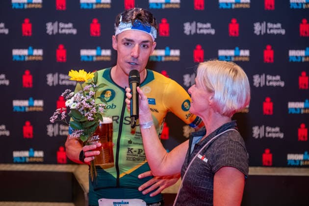 Leipzig - Triathlon-Premiere in Leipzig: Willy Hirsch und Caroline Pohle gewinnen Ironman 70.3, Leipziger Geschwister auf Platz 2 (Teil 2) 23.08.2026 ab 8 Uhr¨Stadtgebiet Leipzig und Umland ¨Fotograf: EHL Media Erik-Holm Langhof Im Foto: Wilhelm Willy Hirsch, Erster Platz Am Sonntagmorgen startete am Cospudener See erstmals ein Ironman 70.3 in Leipzig. Sportamtsleiterin Katja Büchel gab um 8 Uhr den Startschuss für die männlichen Profis, fünf Minuten später folgten die Profi-Frauen sowie weitere Minuten später Hunderte Amateur-Sportler. Insgesamt nahmen rund 2.500 Triathleten an der Veranstaltung teil. Vor ihnen lagen 1,9 Kilometer Schwimmen, 90 Kilometer Radfahren durch das Leipziger Neuseenland sowie ein abschließender Halbmarathon insgesamt rund 113 Kilometer. Schlussendlich setzte sich bei den Männern Wilhelm Willy Hirsch durch und gewann die Leipziger Premiere. Der Leipziger Triathlet Rico Bogen belegte den zweiten Platz, der Franzose Pierre Dupuy kam auf Platz drei. Das Rennen der Frauen entschied Caroline Pohle für sich. Bogens Schwester Bianca Bogen erreichte ebenfalls Platz zwei. Auf den dritten Podestplatz bei den Frauen kam Brooke Gillies aus Großbritannien. Leipzig Sachsen Deutschland *** Leipzig Triathlon Debut in Leipzig: Willy Hirsch and Caroline Pohle Win the Ironman 70.3, Leipzig Siblings Take Second Place Part 2 August 23, 2026, starting at 8 a.m.¨Leipzig City Area and Surrounding Region ¨Photographer EHL Media Erik Holm Langhof Pictured: Wilhelm Willy Hirsch, First Place On Sunday morning, the first-ever Ironman 70.3 in Leipzig kicked off at Lake Cospuden. Katja Büchel, head of the sports department, gave the starting signal for the male professionals at 8 a.m., followed five minutes later by the professional women and, a few minutes after that, by hundreds of amateur athletes. A total of around 2,500 triathletes took part in the event. Ahead of them lay a 1.9-kilometer swim, a 90-kilometer bike ride through the Leipzig Neuseenland, and a concluding half-marathon—a total of about 113 kilometers. In the end, Wilhelm Willy Hirsch prevailed in the men’s race and won the Leipzig premiere. Leipzig triathlete Rico Bogen took second place, while Pierre Dupuy of France came in third. Caroline Pohle won the women’s race. Bogen’s sister, Bianca Bogen, also finished second. Brooke Gillies from Great Britain took the third spot on the women’s podium. Leipzig, Saxony, Germany Copyright: xEHLxMedia Erik-HolmxLanghofx 20260823_ironman-leipzig_28