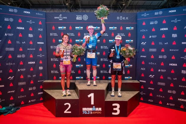 Leipzig - Triathlon-Premiere in Leipzig: Willy Hirsch und Caroline Pohle gewinnen Ironman 70.3, Leipziger Geschwister auf Platz 2 (Teil 2) 23.08.2026 ab 8 Uhr¨Stadtgebiet Leipzig und Umland ¨Fotograf: EHL Media Erik-Holm Langhof Im Foto: Bianca Bogen, Zweiter Platz, Caroline Pohle, Erster Platz und Brooke Gillies, Dritter Platz Am Sonntagmorgen startete am Cospudener See erstmals ein Ironman 70.3 in Leipzig. Sportamtsleiterin Katja Büchel gab um 8 Uhr den Startschuss für die männlichen Profis, fünf Minuten später folgten die Profi-Frauen sowie weitere Minuten später Hunderte Amateur-Sportler. Insgesamt nahmen rund 2.500 Triathleten an der Veranstaltung teil. Vor ihnen lagen 1,9 Kilometer Schwimmen, 90 Kilometer Radfahren durch das Leipziger Neuseenland sowie ein abschließender Halbmarathon insgesamt rund 113 Kilometer. Schlussendlich setzte sich bei den Männern Wilhelm Willy Hirsch durch und gewann die Leipziger Premiere. Der Leipziger Triathlet Rico Bogen belegte den zweiten Platz, der Franzose Pierre Dupuy kam auf Platz drei. Das Rennen der Frauen entschied Caroline Pohle für sich. Bogens Schwester Bianca Bogen erreichte ebenfalls Platz zwei. Auf den dritten Podestplatz bei den Frauen kam Brooke Gillies aus Großbritannien. Leipzig Sachsen Deutschland *** Leipzig Triathlon Debut in Leipzig: Willy Hirsch and Caroline Pohle Win the Ironman 70.3, Leipzig Siblings Take Second Place Part 2 August 23, 2026, starting at 8 a.m. Leipzig City Area and Surrounding Region Photographer: EHL Media Erik Holm Langhof Pictured: Bianca Bogen, second place, Caroline Pohle, first place, and Brooke Gillies, third place. On Sunday morning, the first-ever Ironman 70.3 in Leipzig kicked off at Lake Cospuden. Katja Büchel, head of the sports department, gave the starting signal for the male pros at 8 a.m., followed five minutes later by the professional women and, a few minutes after that, by hundreds of amateur athletes. A total of around 2,500 triathletes participated in the event. Ahead of them lay a 1.9-kilometer swim, a 90-kilometer bike ride through Leipzig’s Neuseenland region, and a concluding half-marathon—a total of about 113 kilometers. In the end, Wilhelm Willy Hirsch prevailed in the men’s race and won the Leipzig premiere. Leipzig triathlete Rico Bogen took second place, while France’s Pierre Dupuy came in third. Caroline Pohle won the women’s race. Bogen’s sister, Bianca Bogen, also finished second. Brooke Gillies from Great Britain took the third spot on the women’s podium. Leipzig, Saxony, Germany Copyright: xEHLxMedia Erik-HolmxLanghofx 20260823_ironman-leipzig_33