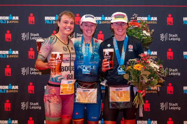 Leipzig - Triathlon-Premiere in Leipzig: Willy Hirsch und Caroline Pohle gewinnen Ironman 70.3, Leipziger Geschwister auf Platz 2 (Teil 2) 23.08.2026 ab 8 Uhr¨Stadtgebiet Leipzig und Umland ¨Fotograf: EHL Media Erik-Holm Langhof Im Foto: Bianca Bogen, Zweiter Platz, Caroline Pohle, Erster Platz und Brooke Gillies, Dritter Platz Am Sonntagmorgen startete am Cospudener See erstmals ein Ironman 70.3 in Leipzig. Sportamtsleiterin Katja Büchel gab um 8 Uhr den Startschuss für die männlichen Profis, fünf Minuten später folgten die Profi-Frauen sowie weitere Minuten später Hunderte Amateur-Sportler. Insgesamt nahmen rund 2.500 Triathleten an der Veranstaltung teil. Vor ihnen lagen 1,9 Kilometer Schwimmen, 90 Kilometer Radfahren durch das Leipziger Neuseenland sowie ein abschließender Halbmarathon insgesamt rund 113 Kilometer. Schlussendlich setzte sich bei den Männern Wilhelm Willy Hirsch durch und gewann die Leipziger Premiere. Der Leipziger Triathlet Rico Bogen belegte den zweiten Platz, der Franzose Pierre Dupuy kam auf Platz drei. Das Rennen der Frauen entschied Caroline Pohle für sich. Bogens Schwester Bianca Bogen erreichte ebenfalls Platz zwei. Auf den dritten Podestplatz bei den Frauen kam Brooke Gillies aus Großbritannien. Leipzig Sachsen Deutschland *** Leipzig Triathlon Debut in Leipzig: Willy Hirsch and Caroline Pohle Win the Ironman 70.3, Leipzig Siblings Take Second Place Part 2 August 23, 2026, starting at 8 a.m. Leipzig City Area and Surrounding Region Photographer: EHL Media Erik Holm Langhof Pictured: Bianca Bogen, second place, Caroline Pohle, first place, and Brooke Gillies, third place. On Sunday morning, the first-ever Ironman 70.3 in Leipzig kicked off at Lake Cospuden. Katja Büchel, head of the sports department, gave the starting signal for the male pros at 8 a.m., followed five minutes later by the professional women and, a few minutes after that, by hundreds of amateur athletes. A total of around 2,500 triathletes participated in the event. Ahead of them lay a 1.9-kilometer swim, a 90-kilometer bike ride through Leipzig’s Neuseenland region, and a concluding half-marathon—a total of about 113 kilometers. In the end, Wilhelm Willy Hirsch prevailed in the men’s race and won the Leipzig premiere. Leipzig triathlete Rico Bogen took second place, while France’s Pierre Dupuy came in third. Caroline Pohle won the women’s race. Bogen’s sister, Bianca Bogen, also finished second. Brooke Gillies from Great Britain took the third spot on the women’s podium. Leipzig, Saxony, Germany Copyright: xEHLxMedia Erik-HolmxLanghofx 20260823_ironman-leipzig_35