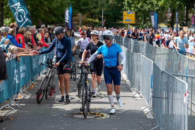 Leipzig - Triathlon-Premiere in Leipzig: Willy Hirsch und Caroline Pohle gewinnen Ironman 70.3, Leipziger Geschwister auf Platz 2 (Teil 2) 23.08.2026 ab 8 Uhr Stadtgebiet Leipzig und Umland Fotograf: EHL Media Erik-Holm Langhof Am Sonntagmorgen startete am Cospudener See erstmals ein Ironman 70.3 in Leipzig. Sportamtsleiterin Katja Büchel gab um 8 Uhr den Startschuss für die männlichen Profis, fünf Minuten später folgten die Profi-Frauen sowie weitere Minuten später Hunderte Amateur-Sportler. Insgesamt nahmen rund 2.500 Triathleten an der Veranstaltung teil. Vor ihnen lagen 1,9 Kilometer Schwimmen, 90 Kilometer Radfahren durch das Leipziger Neuseenland sowie ein abschließender Halbmarathon insgesamt rund 113 Kilometer. Schlussendlich setzte sich bei den Männern Wilhelm Willy Hirsch durch und gewann die Leipziger Premiere. Der Leipziger Triathlet Rico Bogen belegte den zweiten Platz, der Franzose Pierre Dupuy kam auf Platz drei. Das Rennen der Frauen entschied Caroline Pohle für sich. Bogens Schwester Bianca Bogen erreichte ebenfalls Platz zwei. Auf den dritten Podestplatz bei den Frauen kam Brooke Gillies aus Großbritannien. Leipzig Sachsen Deutschland *** Leipzig Triathlon Debut in Leipzig: Willy Hirsch and Caroline Pohle Win the Ironman 70.3, Leipzig Siblings Take Second Place Part 2 August 23, 2026, starting at 8 a.m. Leipzig city area and surrounding region Photographer: EHL Media, Erik Holm Langhof On Sunday morning, the first-ever Ironman 70.3 in Leipzig kicked off at Lake Cospuden. Katja Büchel, head of the sports department, the starting signal for the men’s pro field at 8 a.m.; the women’s pro field followed five minutes later, and hundreds of amateur athletes set off a few minutes after that. A total of around 2,500 triathletes participated in the event. Ahead of them lay a 1.9-kilometer swim, a 90-kilometer bike ride through the Leipzig Neuseenland, and a concluding half-marathon—a total of about 113 kilometers. In the end, Wilhelm Willy Hirsch prevailed in the men’s race and won the Leipzig premiere. Leipzig triathlete Rico Bogen took second place, while France’s Pierre Dupuy came in third. Caroline Pohle won the women’s race. Bogen’s sister, Bianca Bogen, also took second place. Brooke Gillies from Great Britain claimed the third spot on the women’s podium. Leipzig, Saxony, Germany Copyright: xEHLxMedia Erik-HolmxLanghofx 20260823_ironman-leipzig_38