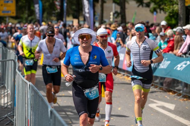 Leipzig - Triathlon-Premiere in Leipzig: Willy Hirsch und Caroline Pohle gewinnen Ironman 70.3, Leipziger Geschwister auf Platz 2 (Teil 2) 23.08.2026 ab 8 Uhr Stadtgebiet Leipzig und Umland Fotograf: EHL Media Erik-Holm Langhof Am Sonntagmorgen startete am Cospudener See erstmals ein Ironman 70.3 in Leipzig. Sportamtsleiterin Katja Büchel gab um 8 Uhr den Startschuss für die männlichen Profis, fünf Minuten später folgten die Profi-Frauen sowie weitere Minuten später Hunderte Amateur-Sportler. Insgesamt nahmen rund 2.500 Triathleten an der Veranstaltung teil. Vor ihnen lagen 1,9 Kilometer Schwimmen, 90 Kilometer Radfahren durch das Leipziger Neuseenland sowie ein abschließender Halbmarathon insgesamt rund 113 Kilometer. Schlussendlich setzte sich bei den Männern Wilhelm Willy Hirsch durch und gewann die Leipziger Premiere. Der Leipziger Triathlet Rico Bogen belegte den zweiten Platz, der Franzose Pierre Dupuy kam auf Platz drei. Das Rennen der Frauen entschied Caroline Pohle für sich. Bogens Schwester Bianca Bogen erreichte ebenfalls Platz zwei. Auf den dritten Podestplatz bei den Frauen kam Brooke Gillies aus Großbritannien. Leipzig Sachsen Deutschland *** Leipzig Triathlon Debut in Leipzig: Willy Hirsch and Caroline Pohle Win the Ironman 70.3, Leipzig Siblings Take Second Place Part 2 August 23, 2026, starting at 8 a.m. Leipzig city area and surrounding region Photographer: EHL Media, Erik Holm Langhof On Sunday morning, the first-ever Ironman 70.3 in Leipzig kicked off at Lake Cospuden. Katja Büchel, head of the sports department, the starting signal for the men’s pro field at 8 a.m.; the women’s pro field followed five minutes later, and hundreds of amateur athletes set off a few minutes after that. A total of around 2,500 triathletes participated in the event. Ahead of them lay a 1.9-kilometer swim, a 90-kilometer bike ride through the Leipzig Neuseenland, and a concluding half-marathon—a total of about 113 kilometers. In the end, Wilhelm Willy Hirsch prevailed in the men’s race and won the Leipzig premiere. Leipzig triathlete Rico Bogen took second place, while France’s Pierre Dupuy came in third. Caroline Pohle won the women’s race. Bogen’s sister, Bianca Bogen, also took second place. Brooke Gillies from Great Britain claimed the third spot on the women’s podium. Leipzig, Saxony, Germany Copyright: xEHLxMedia Erik-HolmxLanghofx 20260823_ironman-leipzig_40