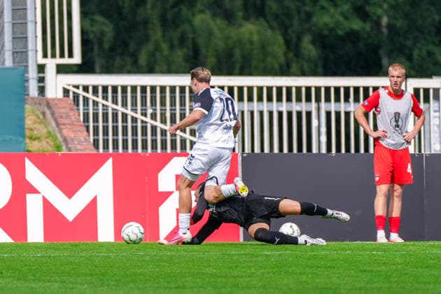 Frank Feller (1. FC Heidenheim, 1) mit dem Foul zum Elfmeter an Tim Janßen (SSV Jeddeloh II, 20), Deutschland: Fussball, DFB Pokal, Saison 2026 27, 1. Runde, 23.08.2026, SSV Jeddeloh II vs 1. FC Heidenheim, Marschweg-Stadion (Oldenburg, Niedersachsen) *** Frank Feller, 1 FC Heidenheim, 1, committed the foul that led to the penalty kick on Tim Janßen, SSV Jeddeloh II, 20, German soccer, DFB Cup, 2026–27 season, 1st round, August 23, 2026, SSV Jeddeloh II vs. 1 FC Heidenheim, Marschweg Stadium, Oldenburg, Lower Saxony Copyright: xLeonxFrickx