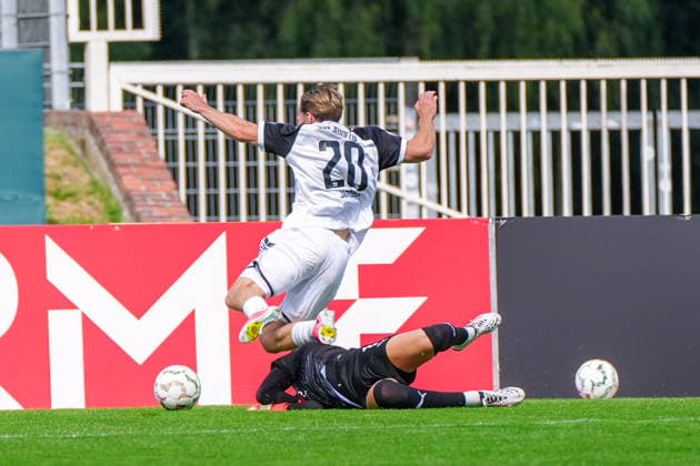 Frank Feller (1. FC Heidenheim, 1) mit dem Foul zum Elfmeter an Tim Janßen (SSV Jeddeloh II, 20), Deutschland: Fussball, DFB Pokal, Saison 2026 27, 1. Runde, 23.08.2026, SSV Jeddeloh II vs 1. FC Heidenheim, Marschweg-Stadion (Oldenburg, Niedersachsen) *** Frank Feller, 1 FC Heidenheim, 1, committed the foul that led to the penalty kick on Tim Janßen, SSV Jeddeloh II, 20, German soccer, DFB Cup, 2026–27 season, 1st round, August 23, 2026, SSV Jeddeloh II vs. 1 FC Heidenheim, Marschweg Stadium, Oldenburg, Lower Saxony Copyright: xLeonxFrickx