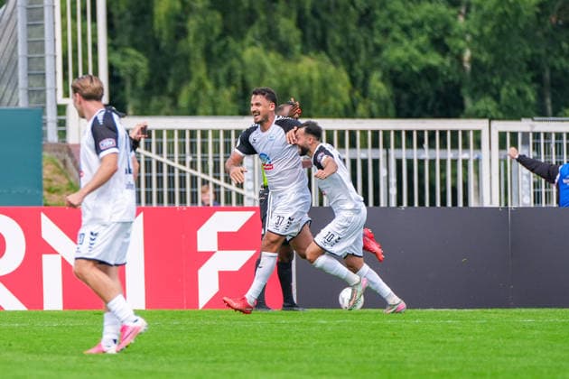 Haris Hyseni (SSV Jeddeloh II, 37) trifft per Elfmeter zum 4:1, Jubel, Freude, Emotionen, Deutschland: Fussball, DFB Pokal, Saison 2026 27, 1. Runde, 23.08.2026, SSV Jeddeloh II vs 1. FC Heidenheim, Marschweg-Stadion (Oldenburg, Niedersachsen) *** Haris Hyseni of SSV Jeddeloh II, 37, scores on a penalty kick to make it 4–1; celebration, joy, excitement; German soccer; DFB Cup; 2026–27 season; 1st round; August 23, 2026; SSV Jeddeloh II vs. 1. FC Heidenheim, Marschweg Stadium, Oldenburg, Lower Saxony Copyright: xLeonxFrickx