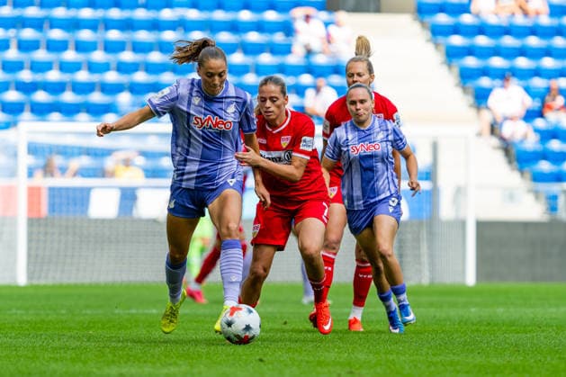 Google Pixel Frauen Bundesliga: TSG 1899 Hoffenheim vs. VfB Stuttgart; 23.08.2026 Hoffenheim, GERMANY - 23. August 2026: Dafina Redzepi (VfB Stuttgart, 7) und Lisann Kaut (TSG 1899 Hoffenheim, 4) im Zweikampf während dem Match zwischen der TSG 1899 Hoffenheim und dem VfB Stuttgart am 1. Spieltag der Google Pixel Frauen-Bundesliga in der SNP Arena *** Google Pixel Women s Bundesliga: TSG 1899 Hoffenheim vs. VfB Stuttgart, August 23, 2026, Hoffenheim, GERMANY. August 23, 2026: Dafina Redzepi (VfB Stuttgart, No. 7) and Lisann Kaut (TSG 1899 Hoffenheim, 4, battle for the ball during the match between TSG 1899 Hoffenheim and VfB Stuttgart on Matchday 1 of the Google Pixel Women’s Bundesliga at the SNP Arena Copyright: xBEAUTIFULxSPORTS Steinx