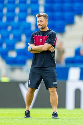 Google Pixel Frauen Bundesliga: TSG 1899 Hoffenheim vs. VfB Stuttgart; 23.08.2026 Hoffenheim, GERMANY - 23. August 2026: Nico Schneck (VfB Stuttgart, Trainer) während dem Warm up vor dem Match zwischen der TSG 1899 Hoffenheim und dem VfB Stuttgart am 1. Spieltag der Google Pixel Frauen-Bundesliga in der SNP Arena *** Google Pixel Women s Bundesliga: TSG 1899 Hoffenheim vs. VfB Stuttgart, August 23, 2026, Hoffenheim, GERMANY August 23, 2026 Nico Schneck, VfB Stuttgart coach, during the warm-up before the match between TSG 1899 Hoffenheim and VfB Stuttgart on Matchday 1 of the Google Pixel Women s Bundesliga at the SNP Arena Copyright: xBEAUTIFULxSPORTS Steinx