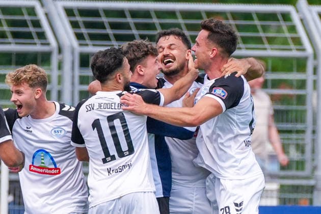 Haris Hyseni (SSV Jeddeloh II, 37) trifft per Elfmeter zum 4:1, Jubel, Freude, Emotionen, Deutschland: Fussball, DFB Pokal, Saison 2026 27, 1. Runde, 23.08.2026, SSV Jeddeloh II vs 1. FC Heidenheim, Marschweg-Stadion (Oldenburg, Niedersachsen) *** Haris Hyseni of SSV Jeddeloh II, 37, scores on a penalty kick to make it 4–1; cheers, joy, excitement; German soccer; DFB Cup; 2026–27 season; 1st round; August 23, 2026; SSV Jeddeloh II vs. 1. FC Heidenheim, Marschweg Stadium, Oldenburg, Lower Saxony Copyright: xLeonxFrickx