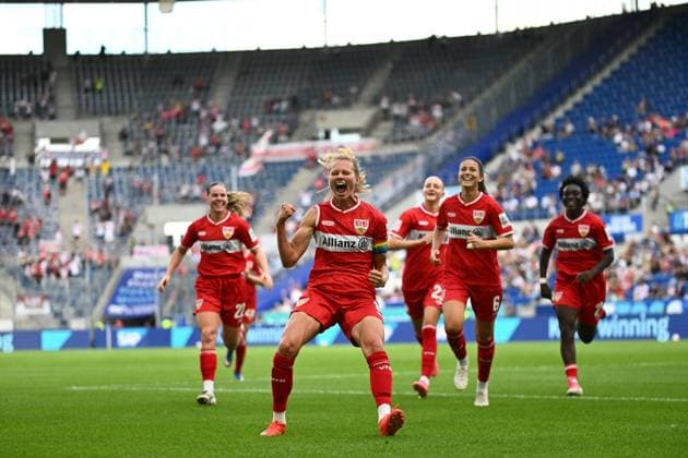 Maxi Rall ( 8; VfB Stuttgart) reißt die Faust in die Höhe und jubelt ausgelassen nach einem Treffer in der SNP Arena. Chantal Hagel ( 6; VfB Stuttgart) und Adriana Achcinska ( 22; VfB Stuttgart) sowie weitere Mitspielerinnen stürmen jubelnd hinterher. Maxi Rall ( 8; VfB Stuttgart) jubelt nach Torerfolg in Sinsheim *** Maxi Rall 8 of VfB Stuttgart pumps her fist in the air and celebrates wildly after scoring a goal at the SNP Arena. Chantal Hagel 6 of VfB Stuttgart, Adriana Achcinska 22 of VfB Stuttgart, and other teammates rush after her, cheering. Maxi Rall 8 VfB Stuttgart celebrates after scoring a goal in Sinsheim Copyright: xMichaelxGelhardtx