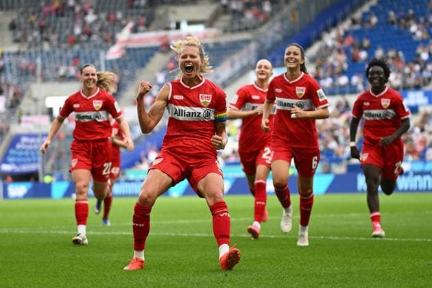 Chantal Hagel ( 6; VfB Stuttgart) reißt die Faust in die Höhe und feiert einen Treffer, während Adriana Achcinska ( 22; VfB Stuttgart) und weitere Mitspielerinnen jubelnd auf sie zulaufen. Die Szene findet in der SNP Arena in Sinsheim vor gut besetzten Tribünen statt. Chantal Hagel ( 6; VfB Stuttgart) jubelt nach Torerfolg mit Teamkolleginnen *** Chantal Hagel (No. 6, VfB Stuttgart) pumps her fist in the air and celebrates a goal, while Adriana Achcinska 22 of VfB Stuttgart and other teammates run toward her, cheering. The scene takes place at the SNP Arena in Sinsheim in front of a well-attended crowd. Chantal Hagel 6 of VfB Stuttgart celebrates her goal with her teammates. Copyright: xMichaelxGelhardtx