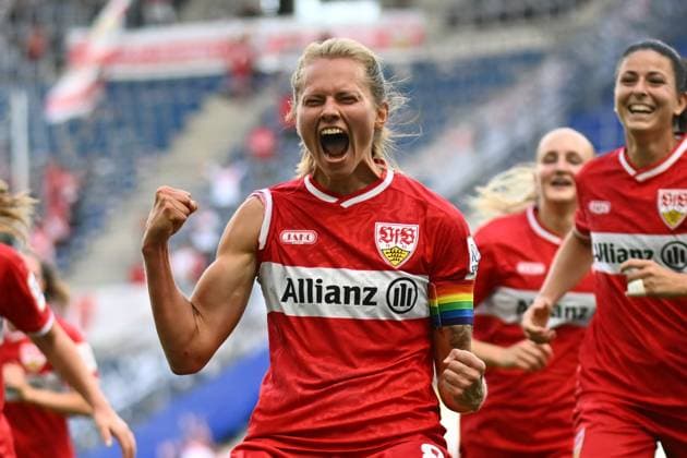 Chantal Hagel reißt beide Fäuste in die Höhe und schreit ihren Jubel heraus, während Mitspielerinnen des VfB Stuttgart hinter ihr mitfeiern. Die Szene zeigt pure Emotionen nach einem Treffer in der SNP Arena in Sinsheim. Chantal Hagel (VfB Stuttgart) jubelt ausgelassen nach Torerfolg *** Chantal Hagel raises both fists in the air and lets out a shout of joy, while her VfB Stuttgart teammates celebrate behind her. The scene captures raw emotion after a goal at the SNP Arena in Sinsheim. Chantal Hagel of VfB Stuttgart celebrates wildly after scoring a goal. Copyright: xMichaelxGelhardtx