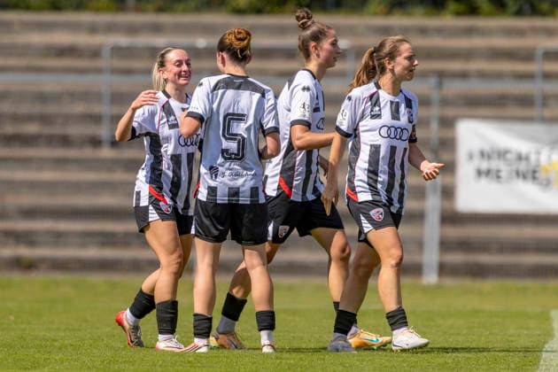Ingolstadt, Deutschland 23. August 2026: 2. Bundesliga Frauen - 2026 2027 - Sp. 3 - FC Ingolstadt 04 gegen FC Carl Zeiss Jena Im Bild: v.li. Torschützin Carina Wüst Wuest (FCI) jubelt nach ihrem Tor zum 2:2 mit ihren Teamkolleginnen DFL DFB regulations prohibit any use of photographs as image sequences and or quasi-video ESV-Stadion Bayern *** Ingolstadt, Germany, August 23, 2026, 2026–2027 Women’s 2nd Bundesliga, Matchday 3: FC Ingolstadt 04 vs. FC Carl Zeiss Jena. Pictured from left: Goal scorer Carina Wüst (FCI) celebrates with her teammates after scoring the equalizer to make it 2–2. DFL DFB regulations prohibit any use of photographs as image sequences and or quasi-video. ESV Stadion Bayern Copyright: xFotostandx xSchäferx