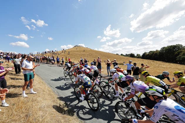 2026 Lloyds Tour of Britain Women Picture by Alex Whitehead SWpix.com - 23 08 2026 - Cycling - UCI Women s World Tour - 2026 Lloyds Tour of Britain Women - Stage 5: Royal Leamington Spa to Royal Leamington Spa (123.8km) - The Peloton are cheered on by the fans and supporters Copyright: x xSWpix.comx(t axPhotographyxHubxLtd)xAlexxWhitehead SWpix.comx SWP-3030-19157
