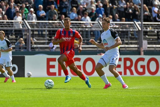Marcel Costly (1. FC Heidenheim, 24) gegen Philip Gramberg (SSV Jeddeloh II, 04) SSV Jeddeloh II vs. 1. FC Heidenheim, Fussball, DFB-Pokal, 1. Runde, Saison 2026 2027, 23.08.2026, SSV Jeddeloh II vs. 1. FC Heidenheim, Fussball, DFB-Pokal, 1. Runde, Saison 2026 2027, 23.08.2026 Oldenburg *** Marcel Costly (1 FC Heidenheim), 24 vs. Philip Gramberg (SSV Jeddeloh II), 04 SSV Jeddeloh II vs. 1 FC Heidenheim, Soccer, DFB Cup, Round 1, 2026–2027 Season, August 23, 2026, SSV Jeddeloh II vs. 1 FC Heidenheim, Soccer, DFB Cup, First Round, 2026–2027 Season, August 23, 2026, Oldenburg Copyright: xEibner-Pressefoto RobertxGertzenx EP_RGN