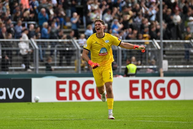 Moritz Onken (SSV Jeddeloh II, 01) jubelt SSV Jeddeloh II vs. 1. FC Heidenheim, Fussball, DFB-Pokal, 1. Runde, Saison 2026 2027, 23.08.2026, SSV Jeddeloh II vs. 1. FC Heidenheim, Fussball, DFB-Pokal, 1. Runde, Saison 2026 2027, 23.08.2026 Oldenburg *** Moritz Onken, SSV Jeddeloh II, 01 celebrates SSV Jeddeloh II vs. 1 FC Heidenheim, Soccer, DFB Cup, 1st Round, 2026–2027 Season, August 23, 2026, SSV Jeddeloh II vs. 1 FC Heidenheim, Soccer, DFB Cup, Round 1, 2026–2027 Season, August 23, 2026, Oldenburg Copyright: xEibner-Pressefoto RobertxGertzenx EP_RGN