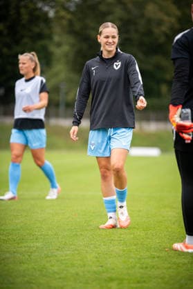 2. Frauen-Bundesliga: FC Viktoria Berlin vs. SG 99 Andernach; Berlin, 23.08.2026 Fußball, 2. Frauen Bundesliga: Melina REUTER (Viktoria Berlin 7) vor dem 2. Frauen Bundesliga-Spiels gegen SG 99 Andernach am Spieltag 3 zwischen dem FC Viktoria Berlin und SG 99 Andernach am 23. August 2026 im Stadion Lichterfelde, Berlin (Deutschland) DFL REGULATIONS PROHIBIT ANY USE OF PHOTOGRAPHS AS IMAGE SEQUENCES AND OR QUASI-VIDEO. *** Women s Bundesliga 2: FC Viktoria Berlin vs. SG 99 Andernach Berlin, August 23, 2026, Soccer, Women s Bundesliga 2: Melina REUTER of Viktoria Berlin 7, ahead of the Women s Bundesliga 2 match against SG 99 Andernach on Matchday 3 between FC Viktoria Berlin and SG 99 Andernach on August 23, 2026, at Lichterfelde Stadium, Berlin, Germany. DFL regulations prohibit any use of photographs as image sequences and or quasi-video. Copyright: xBEAUTIFULxSPORTS Kuehnx