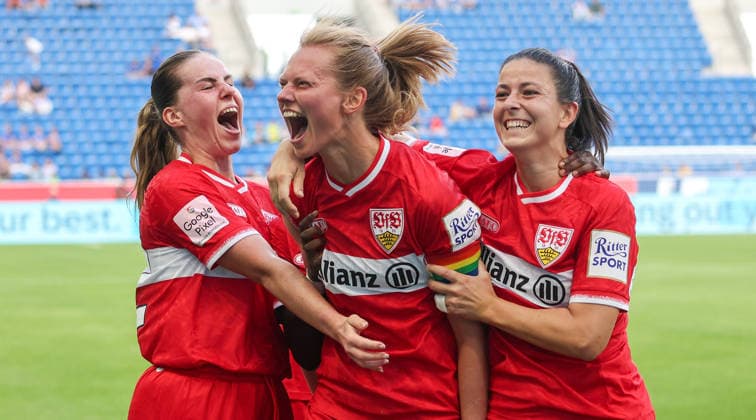 2026.8.23, Deutschland, Sinsheim, Fußball Frauen TSG Hoffenheim vs. VfB Stuttgart, v.l. Adriana Achcinska, Torschützin Maximiliane Rall, Chantal Hagel (VfB) jubeln über das Tor zum 1:1 *** August 23, 2026, Sinsheim, Germany, Women s Soccer: TSG Hoffenheim vs. VfB Stuttgart; from left: Adriana Achcinska, goal scorer Maximiliane Rall, and Chantal Hagel of VfB celebrate the goal that tied the game at 1–1