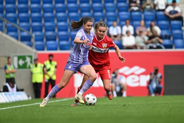 Greta Stegemann ( 5; VfB Stuttgart) behauptet den Ball gegen Chiara Hahn ( 23; TSG Hoffenheim) in einem intensiven Zweikampf an der Seitenlinie. Beide Spielerinnen kämpfen körperbetont um die Ballkontrolle in der SNP Arena in Sinsheim. Greta Stegemann ( 5; VfB Stuttgart) im Zweikampf mit Chiara Hahn ( 23; TSG Hoffenheim) *** Greta Stegemann (5, VfB Stuttgart) holds off Chiara Hahn (23, TSG Hoffenheim) in an intense battle for the ball along the sideline. Both players are fighting physically for control of the ball at the SNP Arena in Sinsheim. Greta Stegemann (5, VfB Stuttgart) in a duelwith Chiara Hahn (23, TSG Hoffenheim) Copyright: xMichaelxGelhardtx