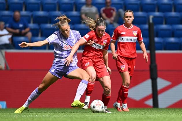 Adriana Achcinska ( 22; VfB Stuttgart) kämpft im Zweikampf um den Ball gegen eine Spielerin der TSG Hoffenheim Frauen, während Greta Stegemann ( 5; VfB Stuttgart) das Geschehen aus dem Hintergrund beobachtet. Die Szene findet in der SNP Arena in Sinsheim statt. Adriana Achcinska ( 22; VfB Stuttgart) im Zweikampf gegen TSG Hoffenheim *** Adriana Achcinska, No. 22 of VfB Stuttgart, battles for the ball against a player from TSG Hoffenheim Women, while Greta Stegemann (5), VfB Stuttgart, watches the action from the sidelines. The scene takes place at the SNP Arena in Sinsheim. Adriana Achcinska (22), VfB Stuttgart, in a tackle against TSG Hoffenheim Copyright: xMichaelxGelhardtx