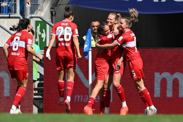 Spielerinnen des VfB Stuttgart bejubeln einen Treffer in der SNP Arena in Sinsheim, darunter Maxi Rall und Dafina Redzepi in einer Jubelumarmung an der Eckfahne. Nicole Billa ( 26; VfB Stuttgart) und Chantal Hagel ( 6; VfB Stuttgart) eilen zum Jubel hinzu. Maxi Rall und Dafina Redzepi feiern Tor mit VfB Stuttgart *** VfB Stuttgart players celebrate a goal at the SNP Arena in Sinsheim, including Maxi Rall and Dafina Redzepi, who share a celebratory hug at the corner flag; Nicole Billa (26, VfB Stuttgart) and Chantal Hagel (6, VfB Stuttgart) rush over to join the celebration; Maxi Rall and Dafina Redzepi celebrate the goal with VfB Stuttgart Copyright: xMichaelxGelhardtx