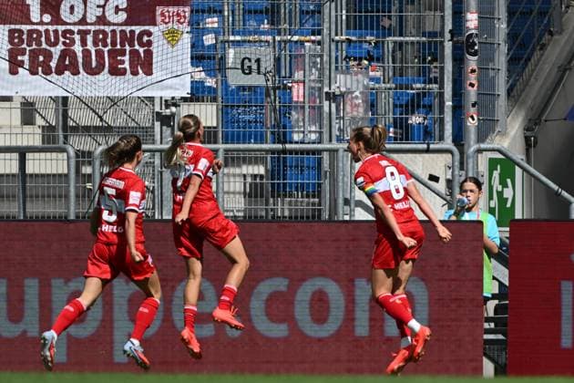 Maxi Rall ( 8; VfB Stuttgart) und Greta Stegemann ( 5; VfB Stuttgart) springen jubelnd vor der Werbebande in der SNP Arena in Sinsheim. Eine dritte Stuttgarterin feiert gemeinsam mit ihnen den Treffer. Maxi Rall ( 8; VfB Stuttgart) jubelt mit Teamkolleginnen nach Torerfolg *** Maxi Rall 8 (VfB Stuttgart) and Greta Stegemann 5 (VfB Stuttgart) jump for joy in front of the advertising board at the SNP Arena in Sinsheim. A third Stuttgart player celebrates the goal with them. Maxi Rall 8 (VfB Stuttgart) celebrates with her teammates after scoring a goal Copyright: xMichaelxGelhardtx