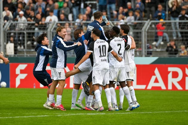 Jubel beim SSV Jeddeloh II SSV Jeddeloh II vs. 1. FC Heidenheim, Fussball, DFB-Pokal, 1. Runde, Saison 2026 2027, 23.08.2026, SSV Jeddeloh II vs. 1. FC Heidenheim, Fussball, DFB-Pokal, 1. Runde, Saison 2026 2027, 23.08.2026 Oldenburg *** Celebrations at SSV Jeddeloh II: SSV Jeddeloh II vs. 1 FC Heidenheim, Soccer, DFB Cup, 1st Round, 2026–2027 Season, August 23, 2026, SSV Jeddeloh II vs. 1 FC Heidenheim, Soccer, DFB Cup, First Round, 2026–2027 Season, August 23, 2026, Oldenburg Copyright: xEibner-Pressefoto RobertxGertzenx EP_RGN
