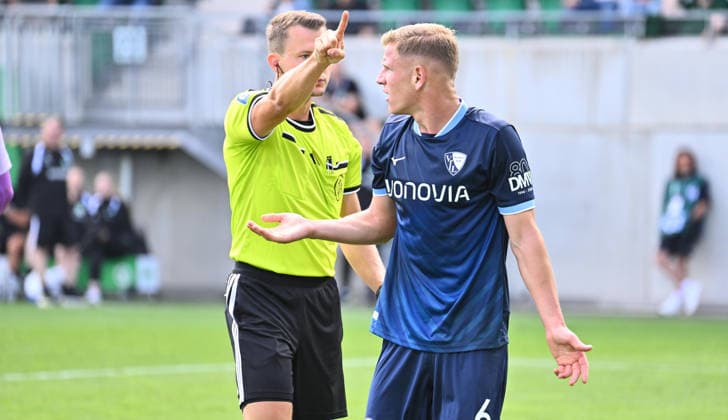 23.08.2026 - Fussball - Saison 2026 2027 - DFB Pokal Vereinspokal - 01. Runde: SpVgg Greuther Fürth ( Kleeblatt ) - VfL Bochum - Sportfoto Zink - xwoxzix - regulations prohibit any use of photographs as image sequences and or quasi-video - Florian Lechner (Schiedsrichter) Enis Cokaj (6, VfL Bochum ) *** August 23, 2026 Soccer Season 2026–2027 DFB Cup Club Cup First Round SpVgg Greuther Fürth Kleeblatt vs. VfL Bochum Sports photo by Zink xwoxzix; regulations prohibit any use of photographs as image sequences and or quasi-video. Florian Lechner Referee Enis Cokaj 6, VfL Bochum