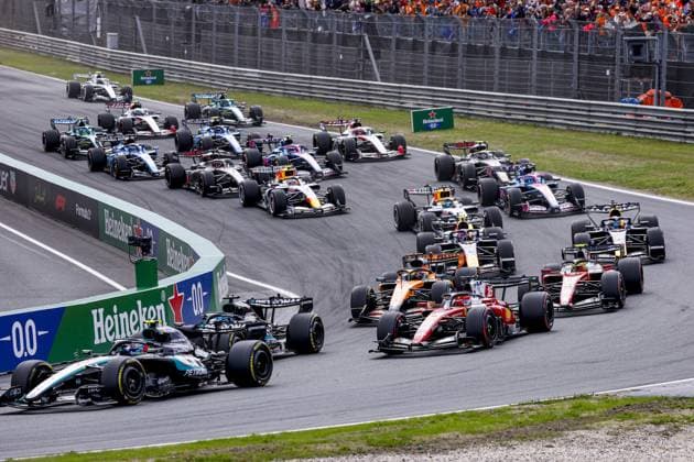 ZANDVOORT - first lap of Turn 1, Andrea Kimi Antonelli from Italy and driver for Mercedes-AMG PETRONAS F1 Team, George Russell from Great Britain and driver for Mercedes-AMG PETRONAS F1 Team, Charles Leclerc from Monaco and driver for Scuderia Ferrari HP, Oscar Piastri from Australia and driver for McLaren Formula 1 Team, Lewis Hamilton from Great Britain and driver for Scuderia Ferrari HP, Max Verstappen from the Netherlands and driver for Oracle Red Bull Racing, Liam Lawson from New Zealand and driver for Oracle Red Bull Racing during the Formula 1 Heineken Dutch Grand Prix at Circuit Zandvoort on 23 August 2026 in Zandvoort, the Netherlands. MARCEL TER BALS ANP xVIxANPxSportx xMarcelxterxBalsxIVx 566101523 originalFilename: 566101523.jpg