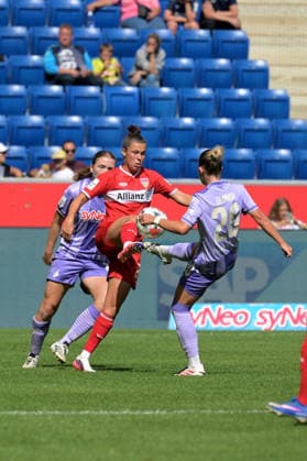 Nicole Billa (VfB Stuttgart 1893 Frauen, 26) am mit Ball im Zweikampf mit Laura Gloning (TSG 1899 Hoffenheim Frauen, 20) GER, TSG 1899 Hoffenheim vs. VFB Stuttgart , Google Pixel Frauen-Bundesliga, 1.Spieltag, Saison 2026 2027, 23.08.2026 DFB DFL regulations prohibit any use of photographs as image sequences and or quasi-video GER, TSG 1899 Hoffenheim vs. VFB Stuttgart , Google Pixel Frauen-Bundesliga, 1.Spieltag, Saison 2026 2027, 23.08.2026 Sinsheim *** Nicole Billa, VfB Stuttgart 1893 Women, 26, with the ball in a one-on-one situation against Laura Gloning, TSG 1899 Hoffenheim Women, 20, GER, TSG 1899 Hoffenheim vs. VfB Stuttgart, Google Pixel Women’s Bundesliga, Matchday 1, 2026–2027 season, August 23, 2026. DFB and DFL regulations prohibit any use of photographs as image sequences and or quasi-video. GER, TSG 1899 Hoffenheim vs. VfB Stuttgart, Google Pixel Women’s Bundesliga, Matchday 1, 2026–2027 season, August 23, 2026, Sinsheim Copyright: xEibner-Pressefotox EP_TBR