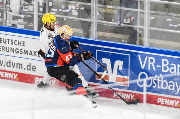 Nuernberg Ice Tigers vs. Loewen Frankfurt, Eishockey, Deutsche Eishockey Liga, Penny DEL, Vorbereitungsspiel, Gaeuboden Cup, Saison 2026 2027 am 23.08.2026 Greg Meireles (Nuernberg Ice Tigers), an der Bande mit Ty Glover (Loewen Frankfurt), Eishockey Herren, Deutsche Eishockey Liga, Penny DEL, Vorbereitungsspiel, Gaeuboden Cup, Saison 2026 2027 am 23.08.2026 im Eisstadion am Pulverturm, Nuernberg Ice Tigers (blau) gegen Loewen Frankfurt (weiss) *** Nuremberg Ice Tigers vs. Löwen Frankfurt, Ice Hockey, German Ice Hockey League, Penny DEL, Preseason Game, Gaeuboden Cup, 2026–2027 season on August 23, 2026: Greg Meireles of the Nuremberg Ice Tigers at the boards with Ty Glover of the Frankfurt Löwen, Men’s Ice Hockey, German Ice Hockey League, Penny DEL, preseason game, Gaeuboden Cup, 2026–2027 season on August 23, 2026, at the Eisstadion am Pulverturm; Nuremberg Ice Tigers in blue vs. Löwen Frankfurt in white