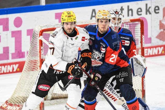 Nuernberg Ice Tigers vs. Loewen Frankfurt, Eishockey, Deutsche Eishockey Liga, Penny DEL, Vorbereitungsspiel, Gaeuboden Cup, Saison 2026 2027 am 23.08.2026 Marcus Weber (Nuernberg Ice Tigers), mit Daniel Pfaffengut (Loewen Frankfurt), Eishockey Herren, Deutsche Eishockey Liga, Penny DEL, Vorbereitungsspiel, Gaeuboden Cup, Saison 2026 2027 am 23.08.2026 im Eisstadion am Pulverturm, Nuernberg Ice Tigers (blau) gegen Loewen Frankfurt (weiss) *** Nuremberg Ice Tigers vs. Löwen Frankfurt, Ice Hockey, German Ice Hockey League, Penny DEL, Preseason Game, Gaeuboden Cup, 2026–2027 season on August 23, 2026, Marcus Weber of the Nuremberg Ice Tigers, with Daniel Pfaffengut of the Frankfurt Loewen, men’s ice hockey, German Ice Hockey League, Penny DEL, preseason game, Gaeuboden Cup, 2026–2027 season on August 23, 2026, at the Eisstadion am Pulverturm, Nuremberg Ice Tigers (blue) vs. Löwen Frankfurt (white)