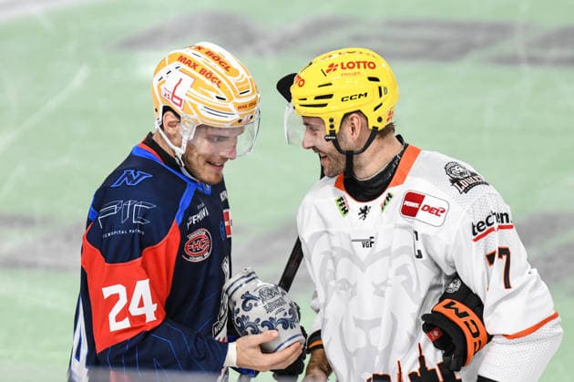 Nuernberg Ice Tigers vs. Loewen Frankfurt, Eishockey, Deutsche Eishockey Liga, Penny DEL, Vorbereitungsspiel, Gaeuboden Cup, Saison 2026 2027 am 23.08.2026 Marcus Weber (Nuernberg Ice Tigers), mit Daniel Pfaffengut (Loewen Frankfurt), Eishockey Herren, Deutsche Eishockey Liga, Penny DEL, Vorbereitungsspiel, Gaeuboden Cup, Saison 2026 2027 am 23.08.2026 im Eisstadion am Pulverturm, Nuernberg Ice Tigers (blau) gegen Loewen Frankfurt (weiss) *** Nuremberg Ice Tigers vs. Löwen Frankfurt, Ice Hockey, German Ice Hockey League, Penny DEL, Preseason Game, Gaeuboden Cup, 2026–2027 season on August 23, 2026, Marcus Weber of the Nuremberg Ice Tigers, with Daniel Pfaffengut of the Loewen Frankfurt, men’s ice hockey, German Ice Hockey League, Penny DEL, Preseason Game, Gaeuboden Cup, 2026–2027 Season on August 23, 2026, at the Eisstadion am Pulverturm, Nuremberg Ice Tigers (blue) vs. Loewen Frankfurt (white)