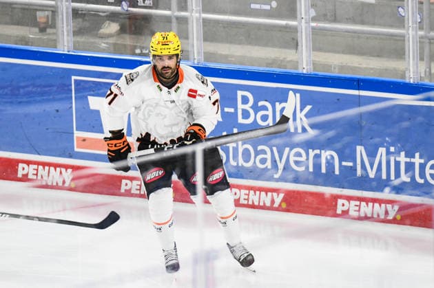 Nuernberg Ice Tigers vs. Loewen Frankfurt, Eishockey, Deutsche Eishockey Liga, Penny DEL, Vorbereitungsspiel, Gaeuboden Cup, Saison 2026 2027 am 23.08.2026 Linus Froeberg (Loewen Frankfurt), Eishockey Herren, Deutsche Eishockey Liga, Penny DEL, Vorbereitungsspiel, Gaeuboden Cup, Saison 2026 2027 am 23.08.2026 im Eisstadion am Pulverturm, Nuernberg Ice Tigers (blau) gegen Loewen Frankfurt (weiss) *** Nuremberg Ice Tigers vs. Löwen Frankfurt, Ice Hockey, German Ice Hockey League, Penny DEL, Preseason Game, Gaeuboden Cup, 2026–2027 Season on August 23, 2026, Linus Froeberg, Löwen Frankfurt, Men s Ice Hockey, German Ice Hockey League, Penny DEL, preseason game, Gaeuboden Cup, 2026–2027 season on August 23, 2026, at the Eisstadion am Pulverturm, Nuremberg Ice Tigers (blue) vs. Löwen Frankfurt (white)