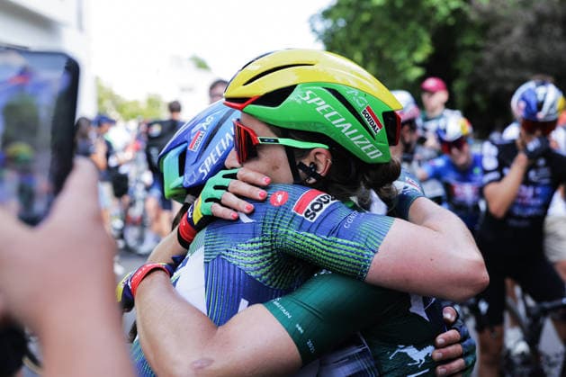 2026 Lloyds Tour of Britain Women Picture by Alex Whitehead SWpix.com - 23 08 2026 - Cycling - UCI Women s World Tour - 2026 Lloyds Tour of Britain Women - Stage 5: Royal Leamington Spa to Royal Leamington Spa (123.8km) - Kim Le Court-Pienaar (AG Insurance - Soudal Team) celebrates with teammates Copyright: x xSWpix.comx(t axPhotographyxHubxLtd)xAlexxWhitehead SWpix.comx SWP-3030-19168