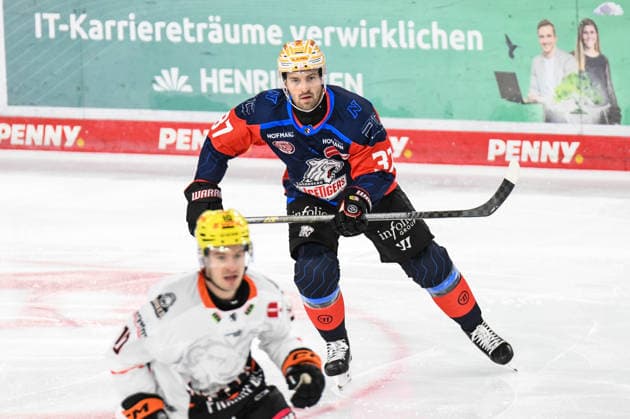 Nuernberg Ice Tigers vs. Loewen Frankfurt, Eishockey, Deutsche Eishockey Liga, Penny DEL, Vorbereitungsspiel, Gaeuboden Cup, Saison 2026 2027 am 23.08.2026 Tyler Spezia (Nuernberg Ice Tigers), Eishockey Herren, Deutsche Eishockey Liga, Penny DEL, Vorbereitungsspiel, Gaeuboden Cup, Saison 2026 2027 am 23.08.2026 im Eisstadion am Pulverturm, Nuernberg Ice Tigers (blau) gegen Loewen Frankfurt (weiss) *** Nuremberg Ice Tigers vs. Löwen Frankfurt, Ice Hockey, German Ice Hockey League, Penny DEL, Preseason Game, Gaeuboden Cup, 2026–2027 Season on August 23, 2026, Tyler Spezia, Nuremberg Ice Tigers, Men’s Ice Hockey, German Ice Hockey League, Penny DEL, Preseason Game, Gaeuboden Cup, 2026–2027 Season on August 23, 2026, at the Eisstadion am Pulverturm, Nuremberg Ice Tigers (blue) vs. Löwen Frankfurt (white)