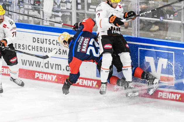 Nuernberg Ice Tigers vs. Loewen Frankfurt, Eishockey, Deutsche Eishockey Liga, Penny DEL, Vorbereitungsspiel, Gaeuboden Cup, Saison 2026 2027 am 23.08.2026 Timo Bakos (Nuernberg Ice Tigers), an der Bande mit Ty Glover (Loewen Frankfurt), Eishockey Herren, Deutsche Eishockey Liga, Penny DEL, Vorbereitungsspiel, Gaeuboden Cup, Saison 2026 2027 am 23.08.2026 im Eisstadion am Pulverturm, Nuernberg Ice Tigers (blau) gegen Loewen Frankfurt (weiss) *** Nuremberg Ice Tigers vs. Loewen Frankfurt, Ice Hockey, German Ice Hockey League, Penny DEL, Preseason Game, Gaeuboden Cup, 2026–2027 season on August 23, 2026: Timo Bakos of the Nuremberg Ice Tigers at the boards with Ty Glover of the Löwen Frankfurt, men’s ice hockey, German Ice Hockey League, Penny DEL, preseason game, Gaeuboden Cup, 2026–2027 season on August 23, 2026, at the Eisstadion am Pulverturm, Nuremberg Ice Tigers (blue) vs. Loewen Frankfurt (white)