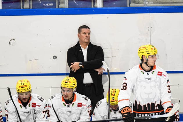 Nuernberg Ice Tigers vs. Loewen Frankfurt, Eishockey, Deutsche Eishockey Liga, Penny DEL, Vorbereitungsspiel, Gaeuboden Cup, Saison 2026 2027 am 23.08.2026 Coach Tom Pokel (Loewen Frankfurt), Eishockey Herren, Deutsche Eishockey Liga, Penny DEL, Vorbereitungsspiel, Gaeuboden Cup, Saison 2026 2027 am 23.08.2026 im Eisstadion am Pulverturm, Nuernberg Ice Tigers (blau) gegen Loewen Frankfurt (weiss) *** Nuremberg Ice Tigers vs. Löwen Frankfurt, Ice Hockey, German Ice Hockey League, Penny DEL, Preseason Game, Gaeuboden Cup, 2026–2027 Season on August 23, 2026; Coach Tom Pokel, Löwen Frankfurt, Men s Ice Hockey, German Ice Hockey League, Penny DEL, preseason game, Gaeuboden Cup, 2026–2027 season on August 23, 2026, at the Eisstadion am Pulverturm, Nuremberg Ice Tigers (blue) vs. Loewen Frankfurt (white)