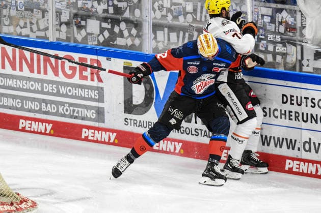 Nuernberg Ice Tigers vs. Loewen Frankfurt, Eishockey, Deutsche Eishockey Liga, Penny DEL, Vorbereitungsspiel, Gaeuboden Cup, Saison 2026 2027 am 23.08.2026 Timo Bakos (Nuernberg Ice Tigers), an der Bande mit Linus Froeberg (Loewen Frankfurt), Eishockey Herren, Deutsche Eishockey Liga, Penny DEL, Vorbereitungsspiel, Gaeuboden Cup, Saison 2026 2027 am 23.08.2026 im Eisstadion am Pulverturm, Nuernberg Ice Tigers (blau) gegen Loewen Frankfurt (weiss) *** Nuremberg Ice Tigers vs. Löwen Frankfurt, Ice Hockey, German Ice Hockey League, Penny DEL, Preseason Game, Gaeuboden Cup, 2026–2027 season on August 23, 2026: Timo Bakos of the Nuremberg Ice Tigers at the boards with Linus Froeberg of the Löwen Frankfurt, men’s ice hockey, German Ice Hockey League, Penny DEL, preseason game, Gaeuboden Cup, 2026–2027 season on August 23, 2026, at the Eisstadion am Pulverturm, Nuremberg Ice Tigers (blue) vs. Loewen Frankfurt (white)