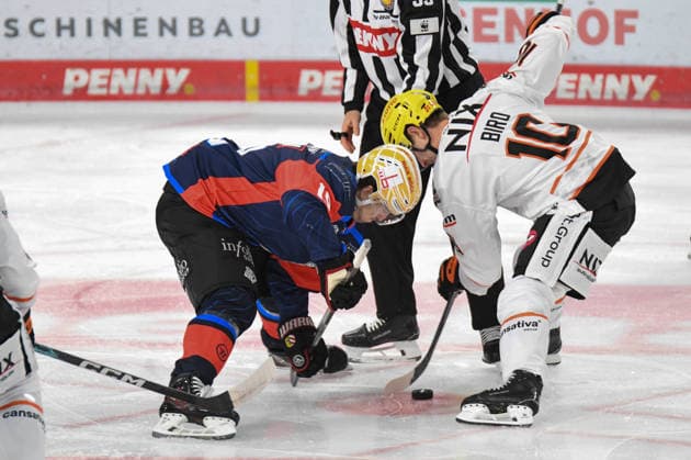 Nuernberg Ice Tigers vs. Loewen Frankfurt, Eishockey, Deutsche Eishockey Liga, Penny DEL, Vorbereitungsspiel, Gaeuboden Cup, Saison 2026 2027 am 23.08.2026 Austin Magera (Nuernberg Ice Tigers) beim Bully mit Brandon Biro (Loewen Frankfurt), Eishockey Herren, Deutsche Eishockey Liga, Penny DEL, Vorbereitungsspiel, Gaeuboden Cup, Saison 2026 2027 am 23.08.2026 im Eisstadion am Pulverturm, Nuernberg Ice Tigers (blau) gegen Loewen Frankfurt (weiss) *** Nuremberg Ice Tigers vs. Löwen Frankfurt, Ice Hockey, German Ice Hockey League, Penny DEL, Preseason Game, Gaeuboden Cup, 2026–2027 season on August 23, 2026: Austin Magera of the Nuremberg Ice Tigers takes the faceoff against Brandon Biro of the Löwen Frankfurt, Men’s Ice Hockey, German Ice Hockey League, Penny DEL, preseason game, Gaeuboden Cup, 2026–2027 season on August 23, 2026, at the Eisstadion am Pulverturm; Nuremberg Ice Tigers (blue) vs. Löwen Frankfurt (white)