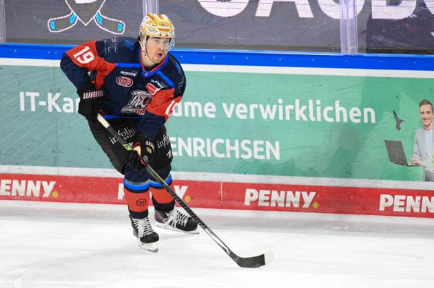 Nuernberg Ice Tigers vs. Loewen Frankfurt, Eishockey, Deutsche Eishockey Liga, Penny DEL, Vorbereitungsspiel, Gaeuboden Cup, Saison 2026 2027 am 23.08.2026 Austin Magera (Nuernberg Ice Tigers), Eishockey Herren, Deutsche Eishockey Liga, Penny DEL, Vorbereitungsspiel, Gaeuboden Cup, Saison 2026 2027 am 23.08.2026 im Eisstadion am Pulverturm, Nuernberg Ice Tigers (blau) gegen Loewen Frankfurt (weiss) *** Nuremberg Ice Tigers vs. Löwen Frankfurt, Ice Hockey, German Ice Hockey League, Penny DEL, Preseason Game, Gaeuboden Cup, 2026–2027 Season on August 23, 2026, Austin Magera, Nuremberg Ice Tigers, Men s Ice Hockey, German Ice Hockey League, Penny DEL, Preseason Game, Gaeuboden Cup, 2026–2027 Season on August 23, 2026, at the Eisstadion am Pulverturm, Nuremberg Ice Tigers (blue) vs. Loewen Frankfurt (white)