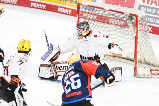 Nuernberg Ice Tigers vs. Loewen Frankfurt, Eishockey, Deutsche Eishockey Liga, Penny DEL, Vorbereitungsspiel, Gaeuboden Cup, Saison 2026 2027 am 23.08.2026 Cody Brenner (Loewen Frankfurt) verhindert den Treffer, Eishockey Herren, Deutsche Eishockey Liga, Penny DEL, Vorbereitungsspiel, Gaeuboden Cup, Saison 2026 2027 am 23.08.2026 im Eisstadion am Pulverturm, Nuernberg Ice Tigers (blau) gegen Loewen Frankfurt (weiss) *** Nuremberg Ice Tigers vs. Löwen Frankfurt, Ice Hockey, German Ice Hockey League, Penny DEL, Preseason Game, Gaeuboden Cup, 2026–2027 Season on August 23, 2026; Cody Brenner of Löwen Frankfurt prevents a goal, Men s Ice Hockey, German Ice Hockey League, Penny DEL, Preseason Game, Gaeuboden Cup, 2026–2027 Season on August 23, 2026, at the Eisstadion am Pulverturm, Nuremberg Ice Tigers (blue) vs. Löwen Frankfurt (white)
