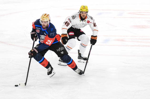 Nuernberg Ice Tigers vs. Loewen Frankfurt, Eishockey, Deutsche Eishockey Liga, Penny DEL, Vorbereitungsspiel, Gaeuboden Cup, Saison 2026 2027 am 23.08.2026 Jackson Cates (Nuernberg Ice Tigers), vor Michael Joyaux (Loewen Frankfurt), Eishockey Herren, Deutsche Eishockey Liga, Penny DEL, Vorbereitungsspiel, Gaeuboden Cup, Saison 2026 2027 am 23.08.2026 im Eisstadion am Pulverturm, Nuernberg Ice Tigers (blau) gegen Loewen Frankfurt (weiss) *** Nuremberg Ice Tigers vs. Löwen Frankfurt, Ice Hockey, German Ice Hockey League, Penny DEL, Preseason Game, Gaeuboden Cup, 2026–2027 season on August 23, 2026: Jackson Cates (Nuremberg Ice Tigers) vs. Michael Joyaux (Loewen Frankfurt), Men’s Ice Hockey, German Ice Hockey League, Penny DEL, Preseason Game, Gaeuboden Cup, 2026–2027 Season on August 23, 2026, at the Eisstadion am Pulverturm, Nuremberg Ice Tigers (blue) vs. Löwen Frankfurt (white)