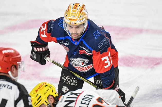 Nuernberg Ice Tigers vs. Loewen Frankfurt, Eishockey, Deutsche Eishockey Liga, Penny DEL, Vorbereitungsspiel, Gaeuboden Cup, Saison 2026 2027 am 23.08.2026 Tyler Spezia (Nuernberg Ice Tigers), Eishockey Herren, Deutsche Eishockey Liga, Penny DEL, Vorbereitungsspiel, Gaeuboden Cup, Saison 2026 2027 am 23.08.2026 im Eisstadion am Pulverturm, Nuernberg Ice Tigers (blau) gegen Loewen Frankfurt (weiss) *** Nuremberg Ice Tigers vs. Löwen Frankfurt, Ice Hockey, German Ice Hockey League, Penny DEL, Preseason Game, Gaeuboden Cup, 2026–2027 Season on August 23, 2026; Tyler Spezia, Nuremberg Ice Tigers, Men s Ice Hockey, German Ice Hockey League, Penny DEL, Preseason Game, Gaeuboden Cup, 2026–2027 Season on August 23, 2026, at the Eisstadion am Pulverturm, Nuremberg Ice Tigers (blue) vs. Loewen Frankfurt (white)