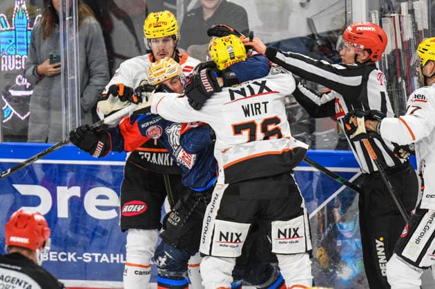 Nuernberg Ice Tigers vs. Loewen Frankfurt, Eishockey, Deutsche Eishockey Liga, Penny DEL, Vorbereitungsspiel, Gaeuboden Cup, Saison 2026 2027 am 23.08.2026 Austin Magera (Nuernberg Ice Tigers) im Handgemenge mit Daniel Wirt (Loewen Frankfurt), Eishockey Herren, Deutsche Eishockey Liga, Penny DEL, Vorbereitungsspiel, Gaeuboden Cup, Saison 2026 2027 am 23.08.2026 im Eisstadion am Pulverturm, Nuernberg Ice Tigers (blau) gegen Loewen Frankfurt (weiss) *** Nuremberg Ice Tigers vs. Löwen Frankfurt, Ice Hockey, German Ice Hockey League, Penny DEL, Preseason Game, Gaeuboden Cup, 2026–2027 season on August 23, 2026: Austin Magera of the Nuremberg Ice Tigers in a scuffle with Daniel Wirt of the Loewen Frankfurt, Men’s Ice Hockey, German Ice Hockey League, Penny DEL, Preseason Game, Gaeuboden Cup, 2026–2027 Season on August 23, 2026, at the Eisstadion am Pulverturm, Nuremberg Ice Tigers (blue) vs. Löwen Frankfurt (white)