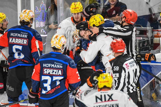 Nuernberg Ice Tigers vs. Loewen Frankfurt, Eishockey, Deutsche Eishockey Liga, Penny DEL, Vorbereitungsspiel, Gaeuboden Cup, Saison 2026 2027 am 23.08.2026 Austin Magera (Nuernberg Ice Tigers) im Handgemenge mit Daniel Wirt (Loewen Frankfurt), Eishockey Herren, Deutsche Eishockey Liga, Penny DEL, Vorbereitungsspiel, Gaeuboden Cup, Saison 2026 2027 am 23.08.2026 im Eisstadion am Pulverturm, Nuernberg Ice Tigers (blau) gegen Loewen Frankfurt (weiss) *** Nuremberg Ice Tigers vs. Löwen Frankfurt, Ice Hockey, German Ice Hockey League, Penny DEL, Preseason Game, Gaeuboden Cup, 2026–2027 season on August 23, 2026: Austin Magera of the Nuremberg Ice Tigers in a scuffle with Daniel Wirt of the Loewen Frankfurt, Men’s Ice Hockey, German Ice Hockey League, Penny DEL, Preseason Game, Gaeuboden Cup, 2026–2027 Season on August 23, 2026, at the Eisstadion am Pulverturm, Nuremberg Ice Tigers (blue) vs. Löwen Frankfurt (white)
