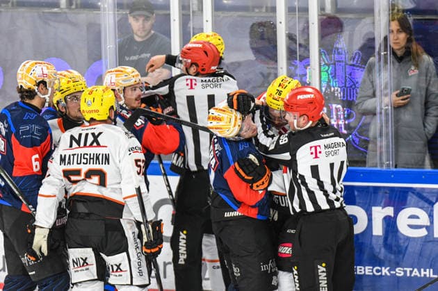 Nuernberg Ice Tigers vs. Loewen Frankfurt, Eishockey, Deutsche Eishockey Liga, Penny DEL, Vorbereitungsspiel, Gaeuboden Cup, Saison 2026 2027 am 23.08.2026 Austin Magera (Nuernberg Ice Tigers) im Handgemenge mit Daniel Wirt (Loewen Frankfurt), Eishockey Herren, Deutsche Eishockey Liga, Penny DEL, Vorbereitungsspiel, Gaeuboden Cup, Saison 2026 2027 am 23.08.2026 im Eisstadion am Pulverturm, Nuernberg Ice Tigers (blau) gegen Loewen Frankfurt (weiss) *** Nuremberg Ice Tigers vs. Löwen Frankfurt, Ice Hockey, German Ice Hockey League, Penny DEL, Preseason Game, Gaeuboden Cup, 2026–2027 season on August 23, 2026: Austin Magera of the Nuremberg Ice Tigers in a scuffle with Daniel Wirt of the Loewen Frankfurt, Men’s Ice Hockey, German Ice Hockey League, Penny DEL, Preseason Game, Gaeuboden Cup, 2026–2027 Season on August 23, 2026, at the Eisstadion am Pulverturm, Nuremberg Ice Tigers (blue) vs. Löwen Frankfurt (white)