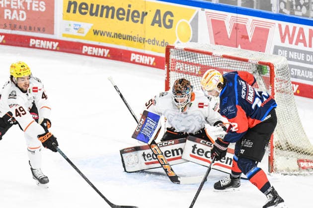 Nuernberg Ice Tigers vs. Loewen Frankfurt, Eishockey, Deutsche Eishockey Liga, Penny DEL, Vorbereitungsspiel, Gaeuboden Cup, Saison 2026 2027 am 23.08.2026 Timo Bakos (Nuernberg Ice Tigers), mit der Chance vor Cody Brenner (Loewen Frankfurt), Eishockey Herren, Deutsche Eishockey Liga, Penny DEL, Vorbereitungsspiel, Gaeuboden Cup, Saison 2026 2027 am 23.08.2026 im Eisstadion am Pulverturm, Nuernberg Ice Tigers (blau) gegen Loewen Frankfurt (weiss) *** Nuremberg Ice Tigers vs. Löwen Frankfurt, Ice Hockey, German Ice Hockey League, Penny DEL, Preseason Game, Gaeuboden Cup, 2026–2027 season on August 23, 2026: Timo Bakos of the Nuremberg Ice Tigers, with a scoring chance against Cody Brenner of the Löwen Frankfurt, men’s ice hockey, German Ice Hockey League, Penny DEL, preseason game, Gaeuboden Cup, 2026–2027 season on August 23, 2026, at the Eisstadion am Pulverturm, Nuremberg Ice Tigers (blue) vs. Löwen Frankfurt (white)