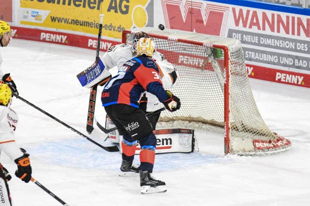 Nuernberg Ice Tigers vs. Loewen Frankfurt, Eishockey, Deutsche Eishockey Liga, Penny DEL, Vorbereitungsspiel, Gaeuboden Cup, Saison 2026 2027 am 23.08.2026 Tyler Spezia (Nuernberg Ice Tigers), vergibt den Treffer vor Cody Brenner (Loewen Frankfurt), Eishockey Herren, Deutsche Eishockey Liga, Penny DEL, Vorbereitungsspiel, Gaeuboden Cup, Saison 2026 2027 am 23.08.2026 im Eisstadion am Pulverturm, Nuernberg Ice Tigers (blau) gegen Loewen Frankfurt (weiss) *** Nuremberg Ice Tigers vs. Löwen Frankfurt, Ice Hockey, German Ice Hockey League, Penny DEL, Preseason Game, Gaeuboden Cup, 2026–2027 season on August 23, 2026: Tyler Spezia of the Nuremberg Ice Tigers scores past Cody Brenner of the Löwen Frankfurt; Men’s Ice Hockey, German Ice Hockey League, Penny DEL, preseason game, Gaeuboden Cup, 2026–2027 season on August 23, 2026, at the Eisstadion am Pulverturm, Nuremberg Ice Tigers (blue) vs. Löwen Frankfurt (white)